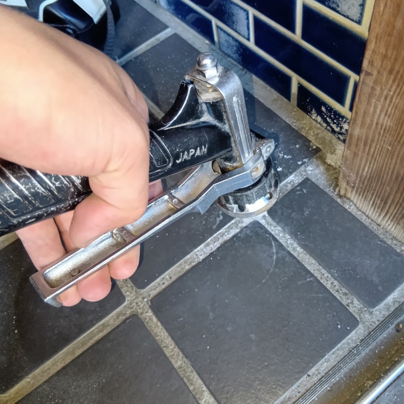 玄関床の目地からシロアリ駆除剤を注入