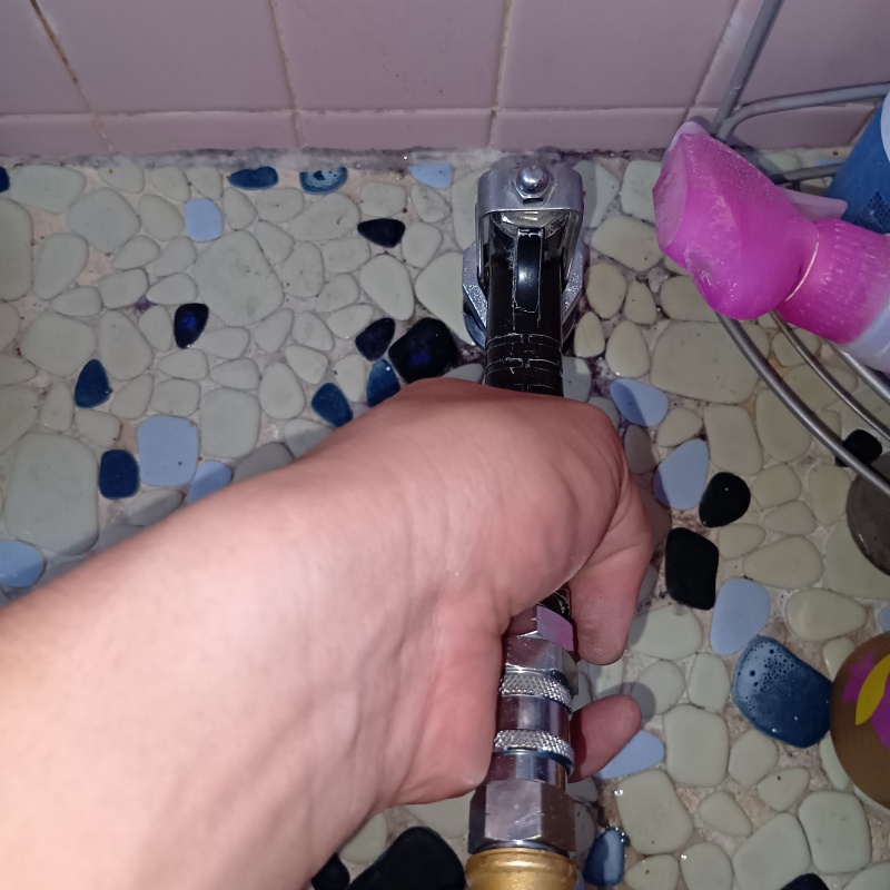 浴室床に穴を開けてシロアリ駆除剤を注入