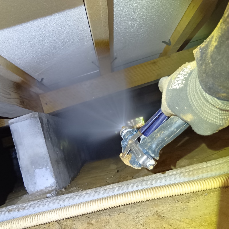 床下断熱材にシロアリ駆除剤を散布