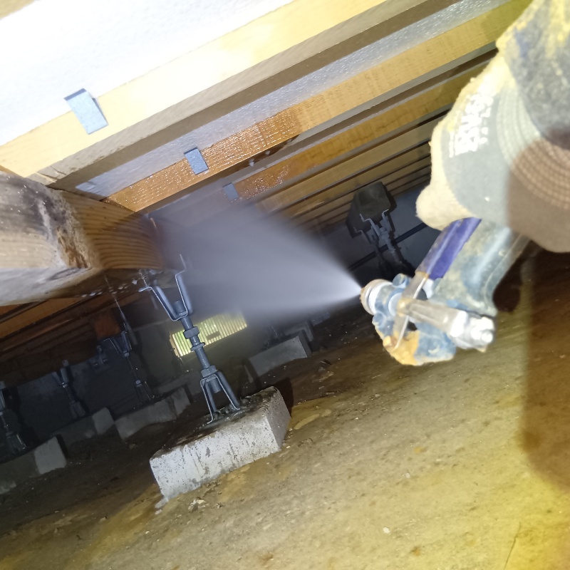 床下木材にシロアリ駆除剤を散布