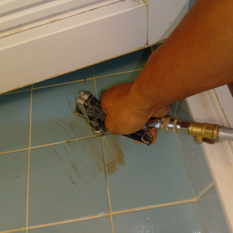 浴室床の目地からシロアリ駆除剤を注入