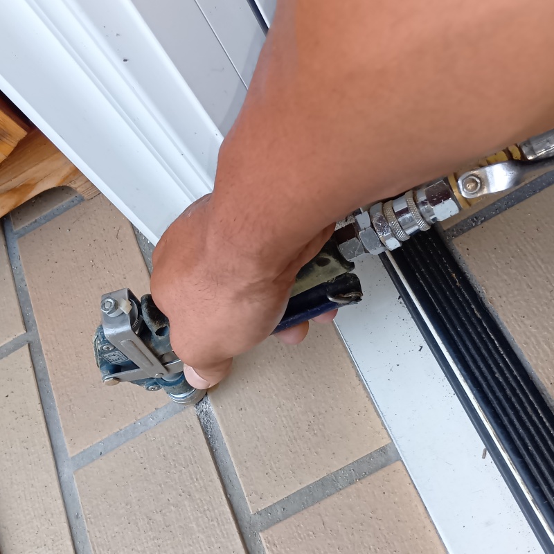 玄関床に穴を開けてシロアリ駆除剤を注入