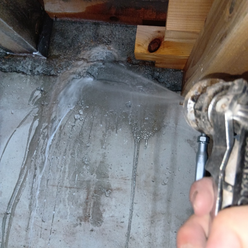 基礎にシロアリ駆除剤を散布