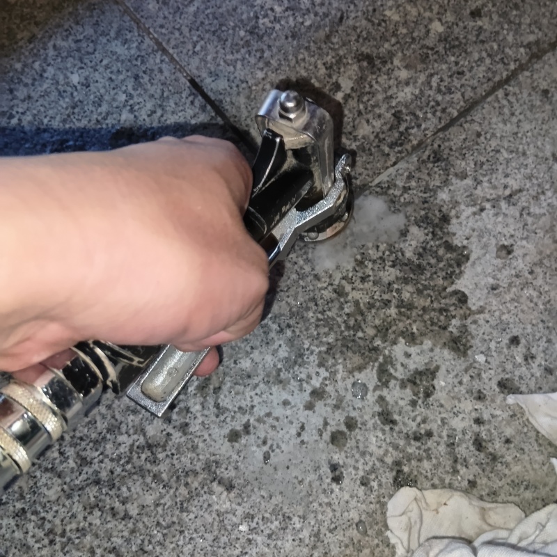 玄関床に穴を開けてシロアリ駆除剤を注入