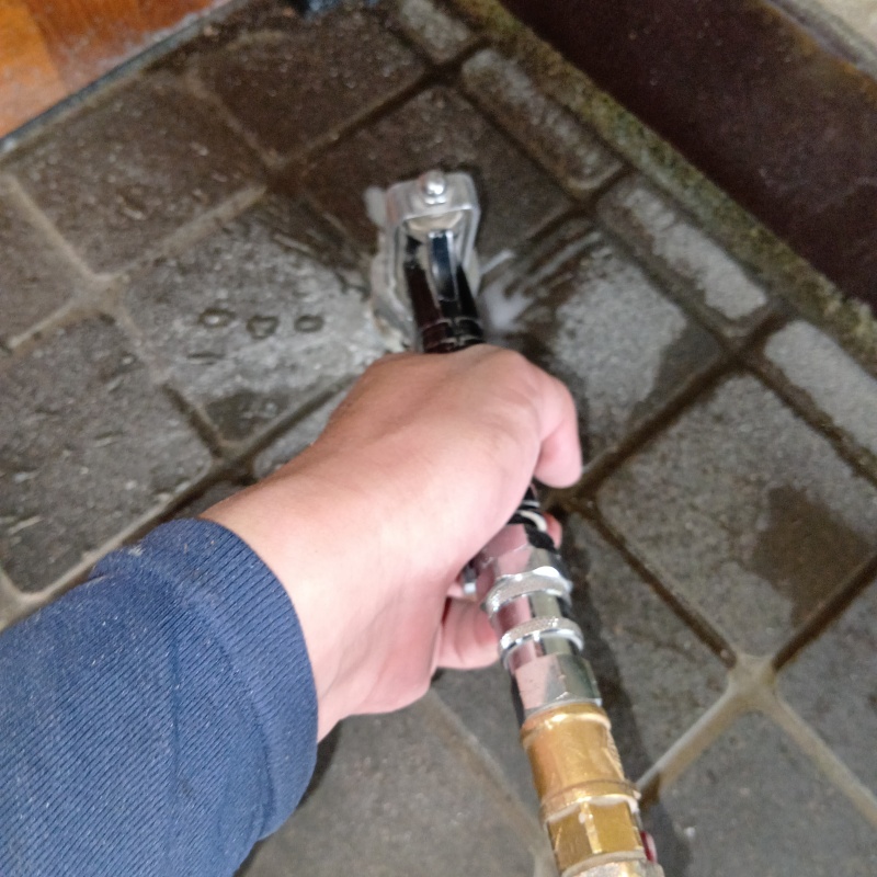 玄関床の目地からシロアリ駆除剤を注入