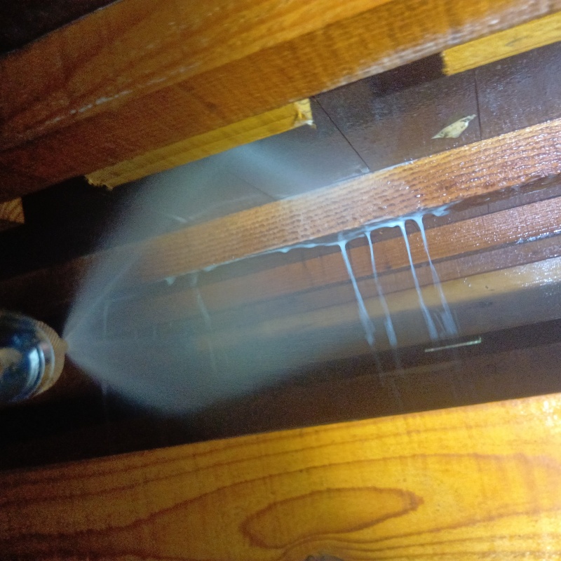 床下木材に防蟻剤を散布