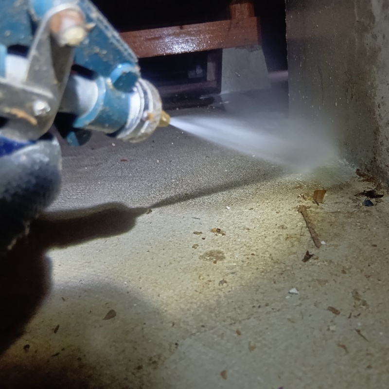 地面・基礎に防蟻剤を散布