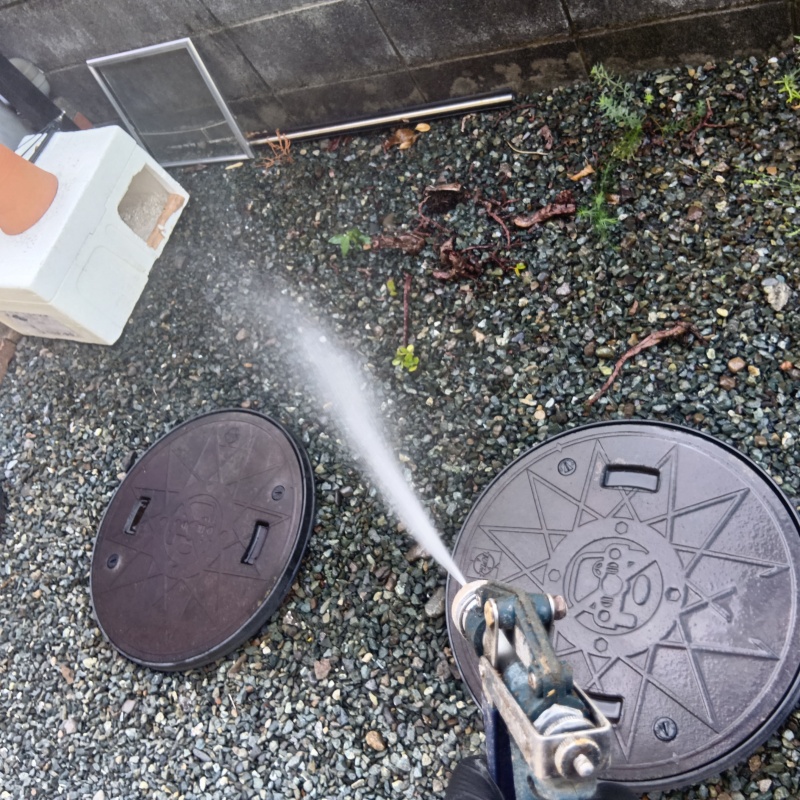 建物外周の土壌に防蟻剤を散布