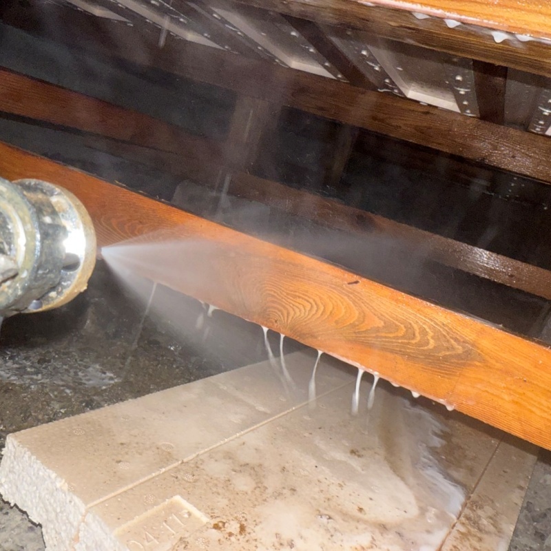 床下木材にシロアリ駆除剤を散布