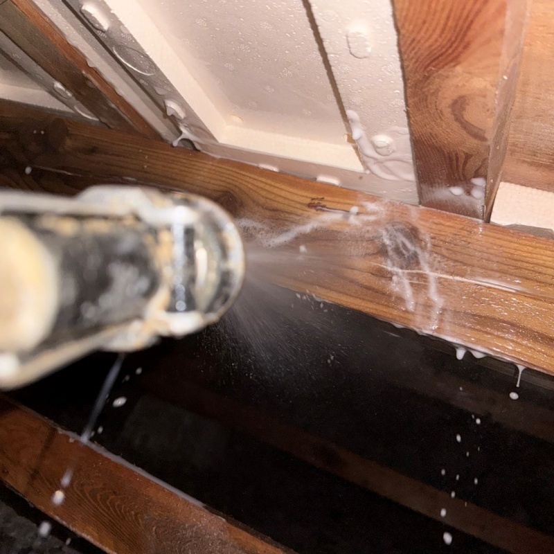 床下断熱材にシロアリ駆除剤を散布