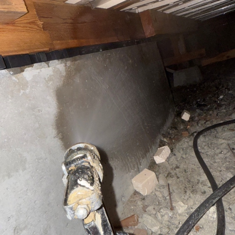 基礎にシロアリ駆除剤を散布