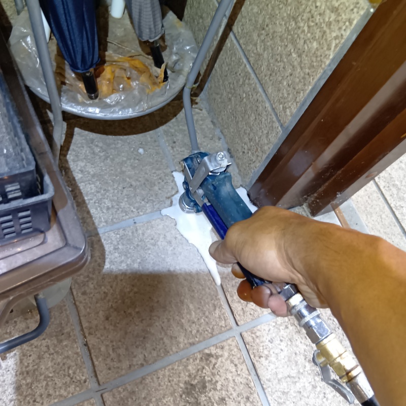 玄関床に穴を開けてシロアリ駆除剤を注入