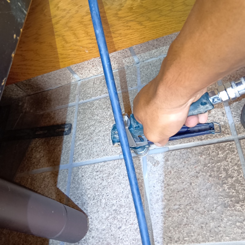 玄関床の目地からシロアリ駆除剤を注入