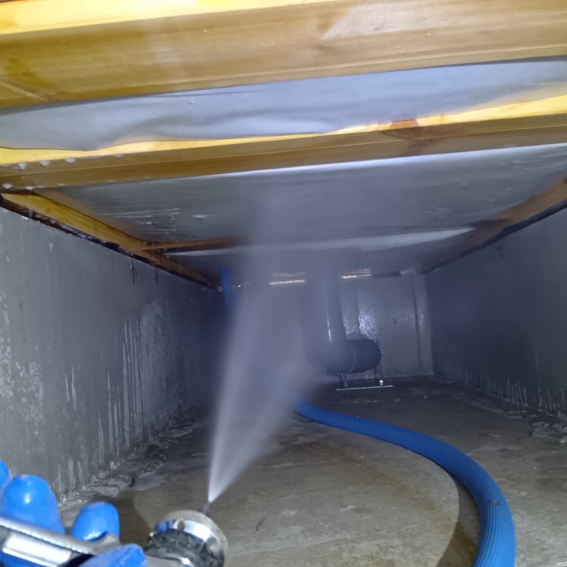 床下断熱材に防蟻剤を散布