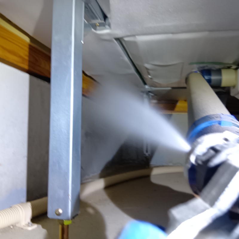 床下木材に防蟻剤を散布