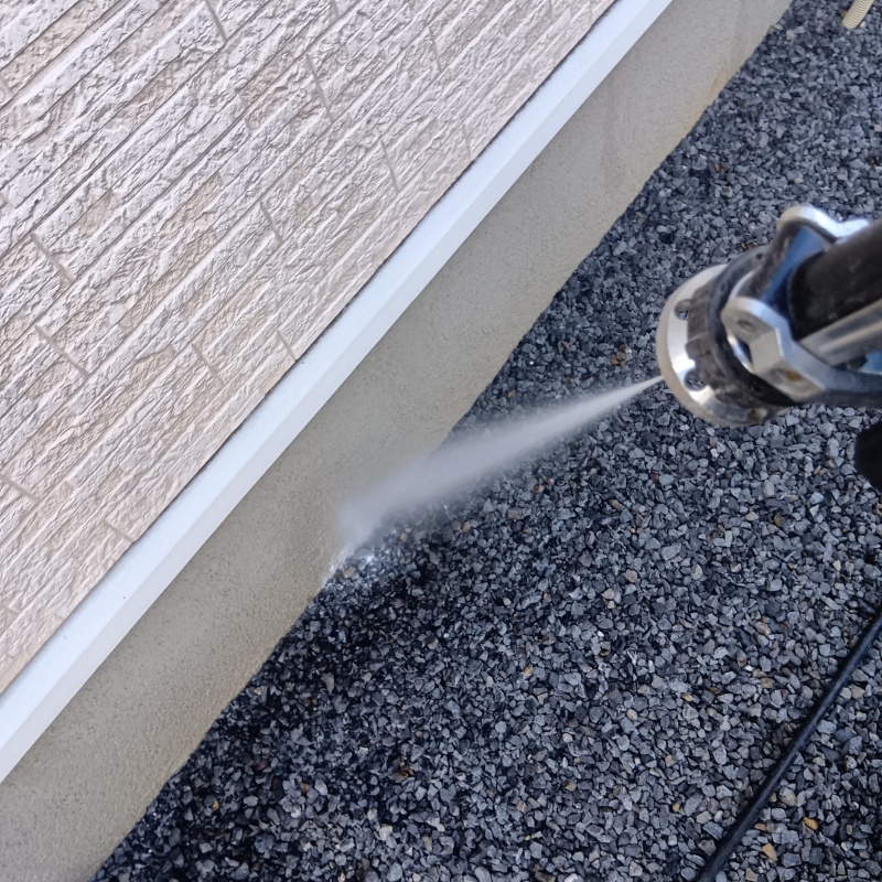 建物外周の土壌に防蟻剤を散布