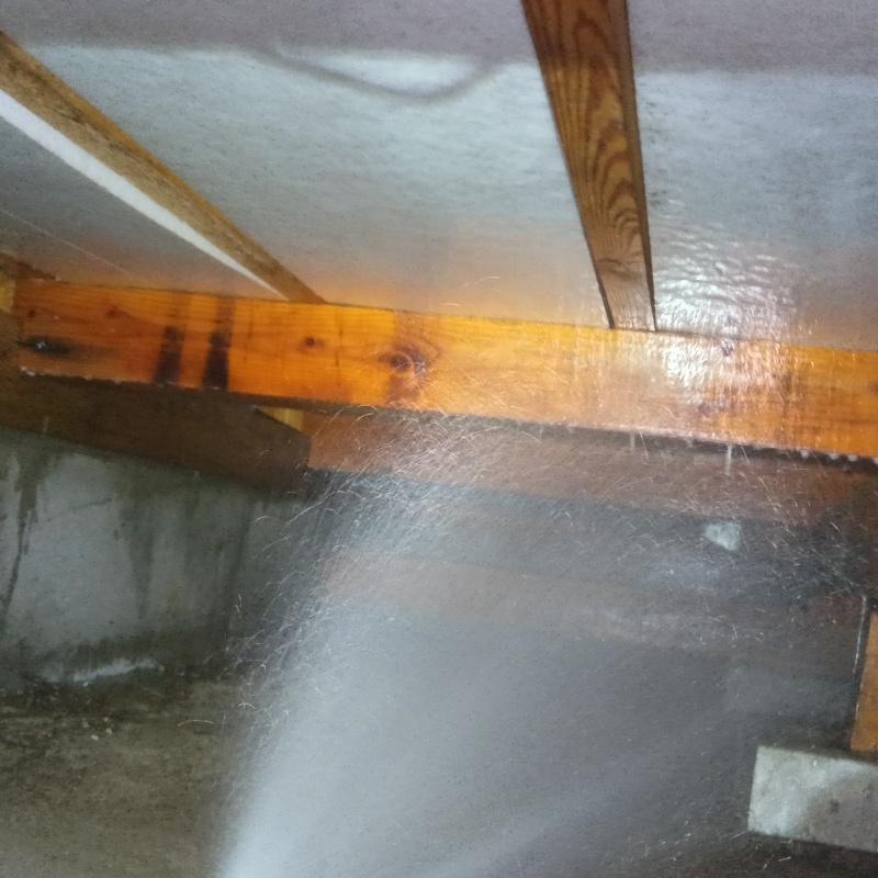 床下木材にシロアリ駆除剤を散布