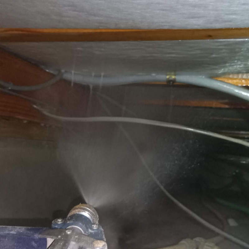 床下断熱材にシロアリ駆除剤を散布