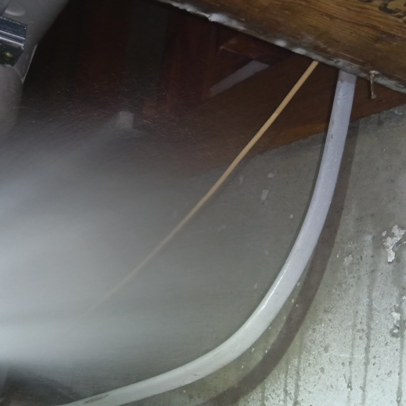 基礎にシロアリ駆除剤を散布