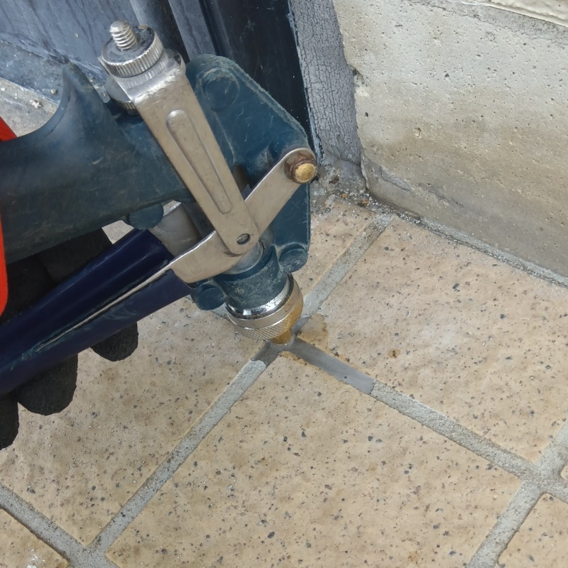 玄関床の目地からシロアリ駆除剤を注入