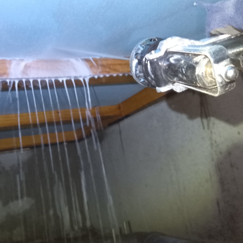 床下断熱材に防蟻剤を散布