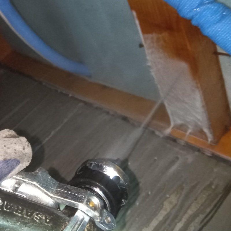 床下木材に防蟻剤を散布