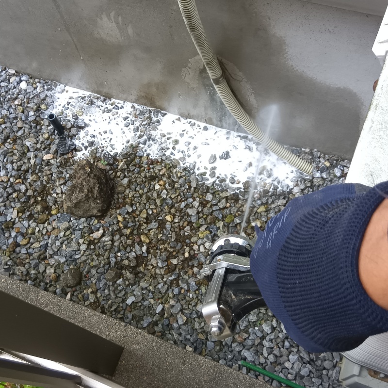 建物外周の土壌に防蟻剤を散布