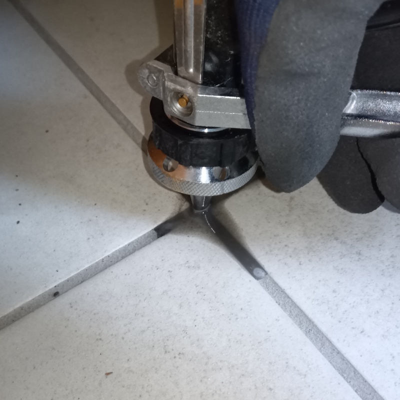 玄関床に穴を開けて防蟻剤を注入