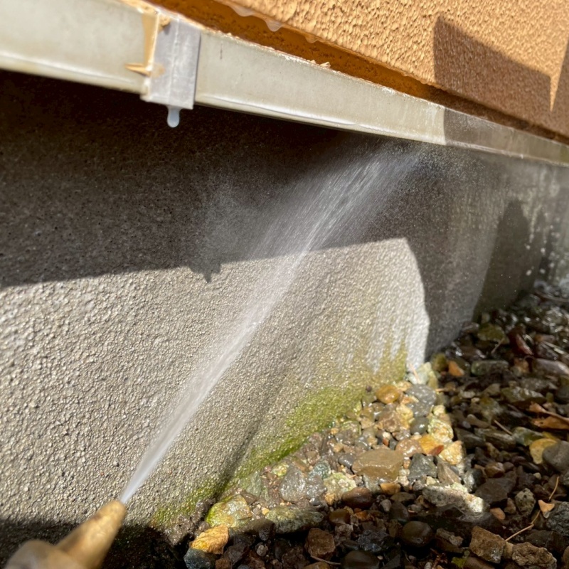 建物外周の土壌にシロアリ駆除剤を散布