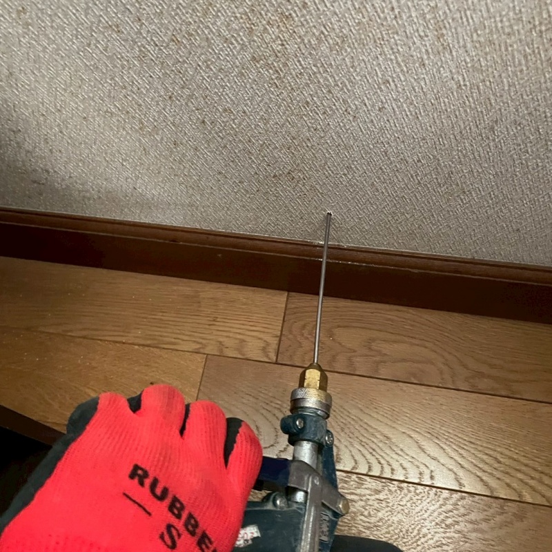 壁材に穴を開けてシロアリ駆除剤を注入