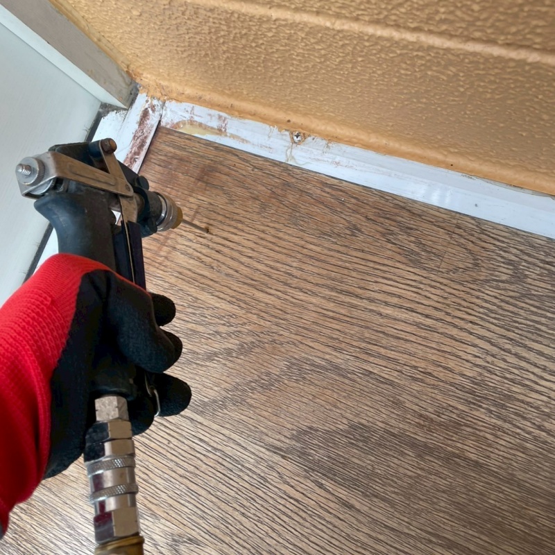 フローリングに穴を開けてシロアリ駆除剤を注入