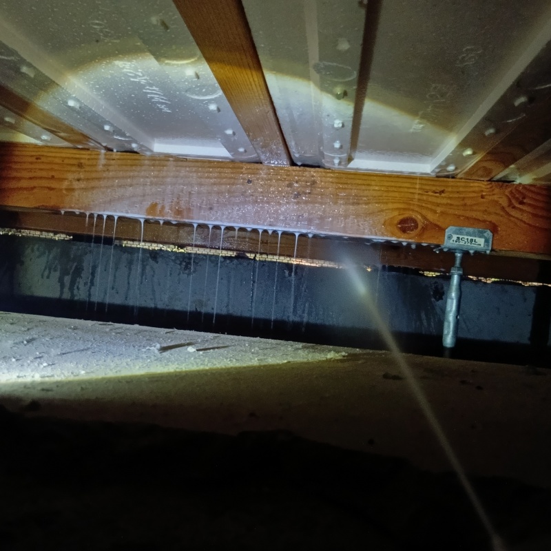 床下断熱材にシロアリ駆除剤を散布