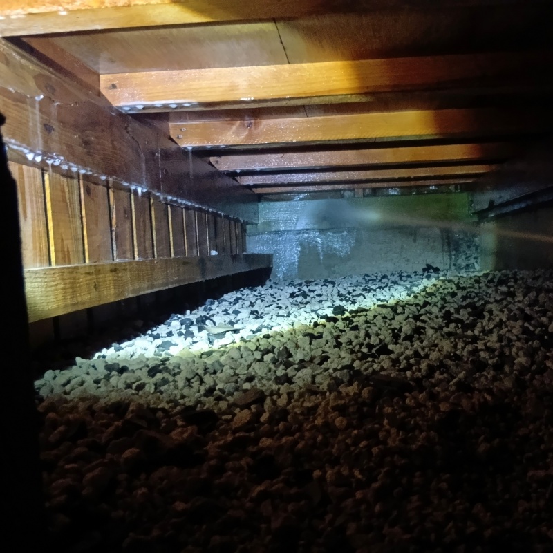 基礎にシロアリ駆除剤を散布