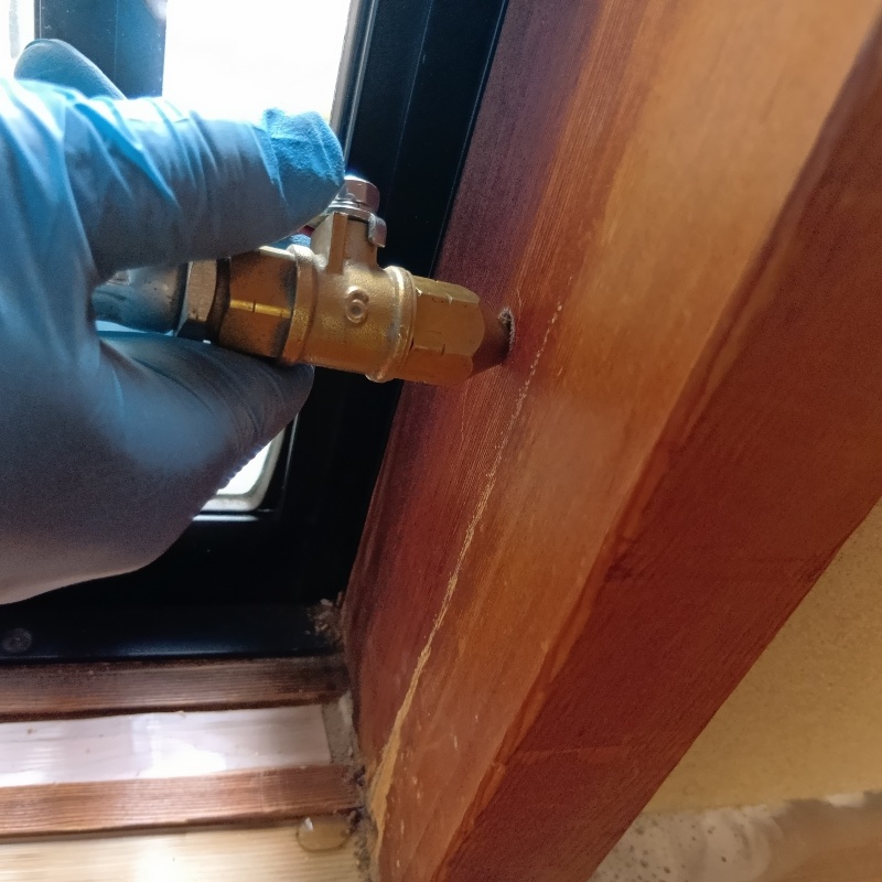 壁材に穴を開けてシロアリ駆除剤を注入