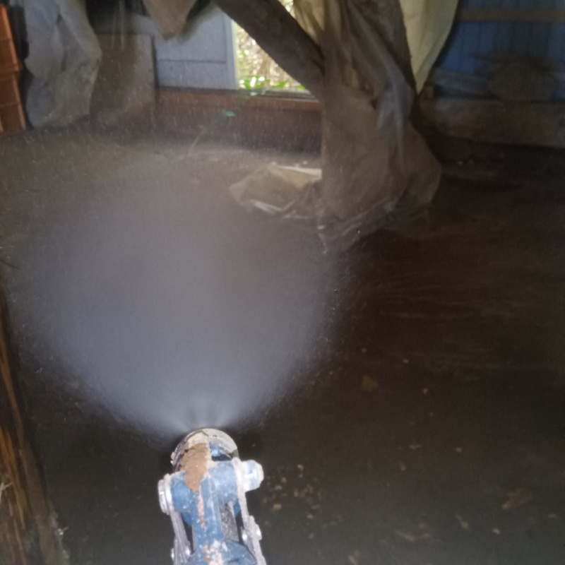 建物外周の土壌にシロアリ駆除剤を散布