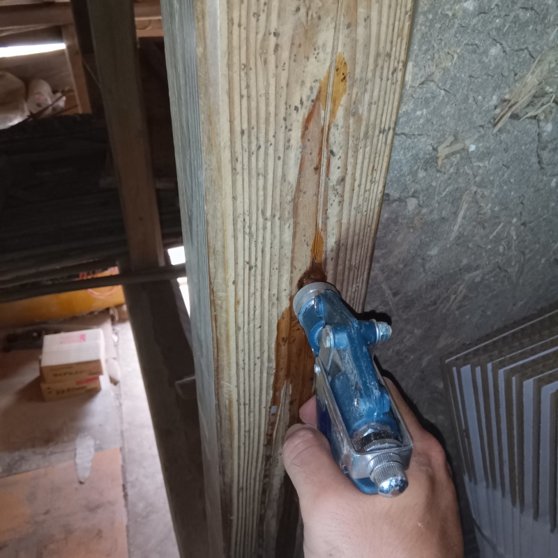 傷んだ木材に穴を開けてシロアリ駆除剤を注入