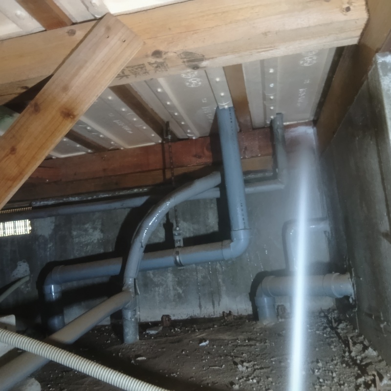 床下断熱材にシロアリ駆除剤を散布