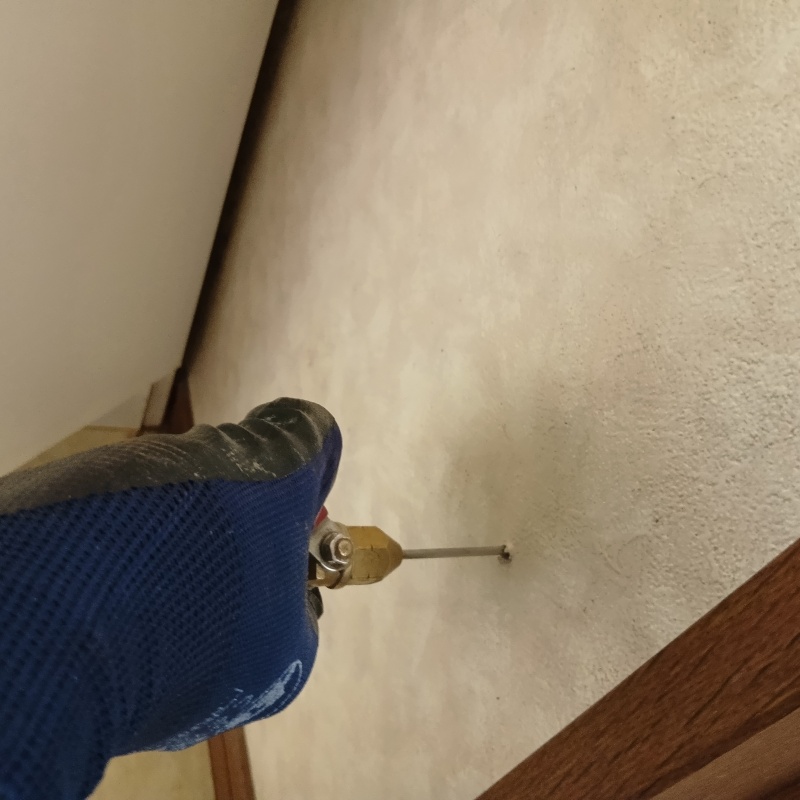 室内床にシロアリ駆除剤を注入する様子