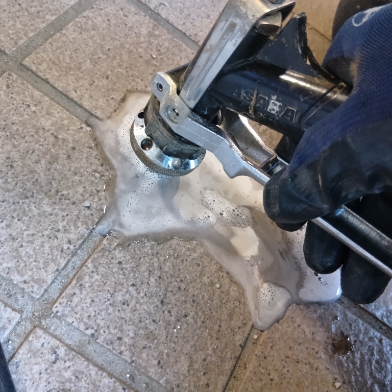 玄関床の目地からシロアリ駆除剤を注入