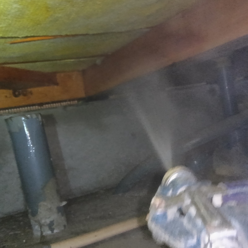 床下断熱材にシロアリ駆除剤を散布