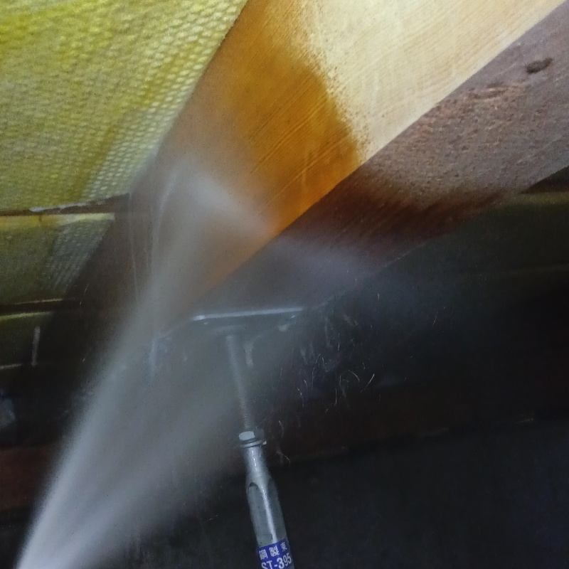 床下木材にシロアリ駆除剤を散布