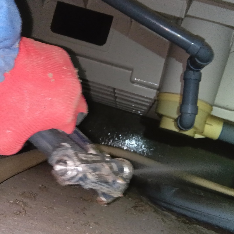 地面・基礎にシロアリ駆除剤を散布