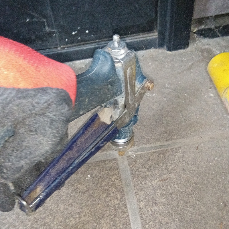 玄関床に穴を開けてシロアリ駆除剤を注入