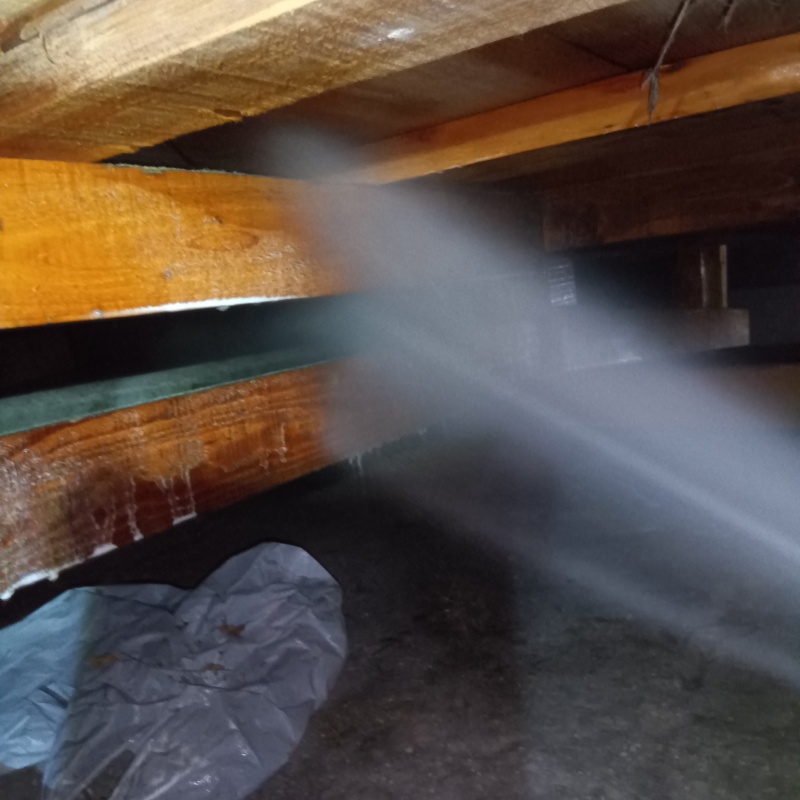 床下木材にシロアリ駆除剤を散布