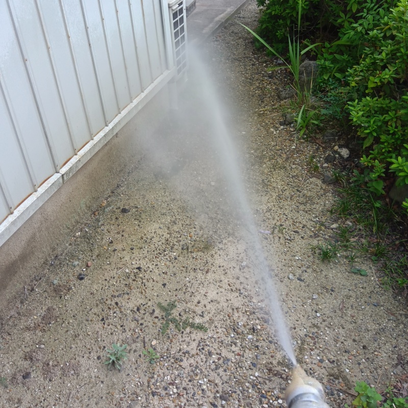 建物外周の土壌にシロアリ駆除剤を散布