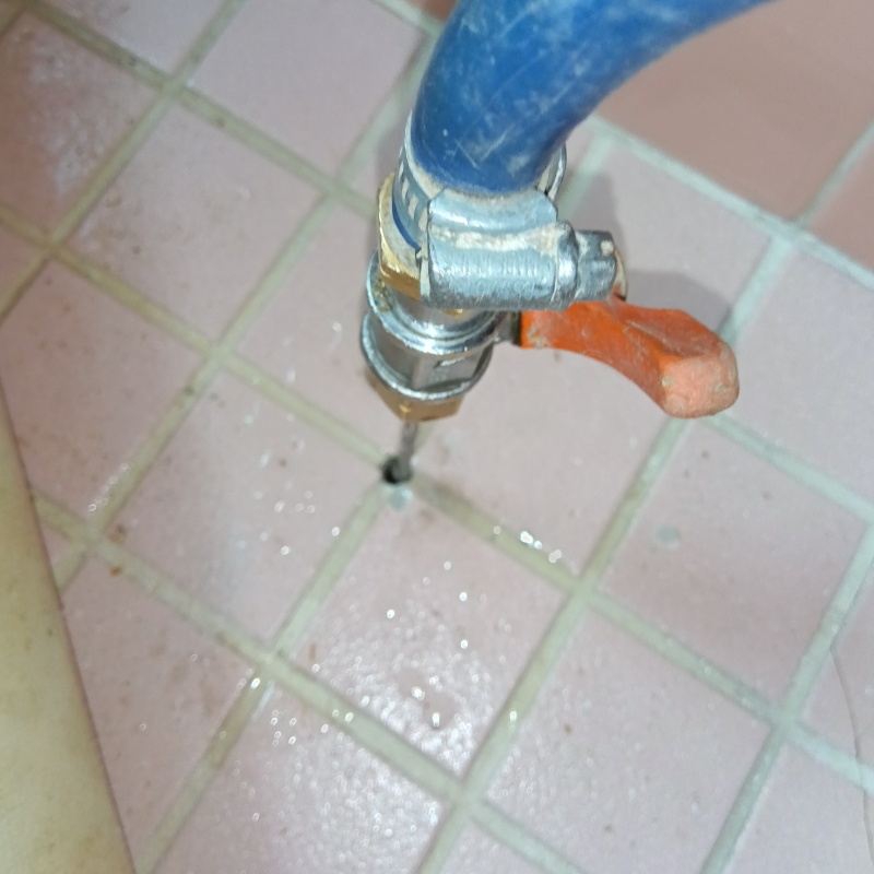 玄関床の目地からシロアリ駆除剤を注入