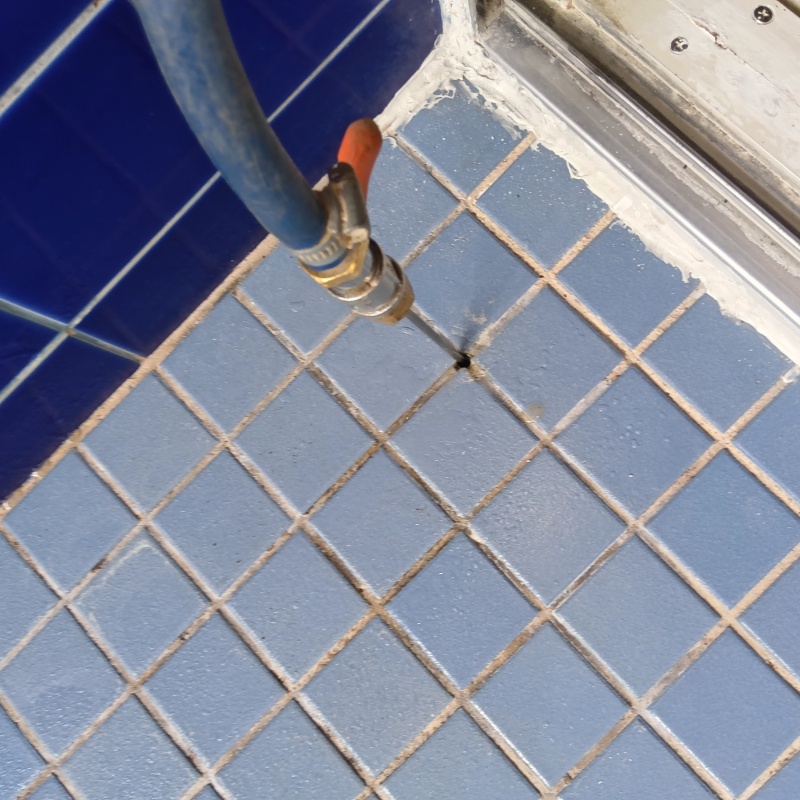 浴室床に穴を開けてシロアリ駆除剤を注入