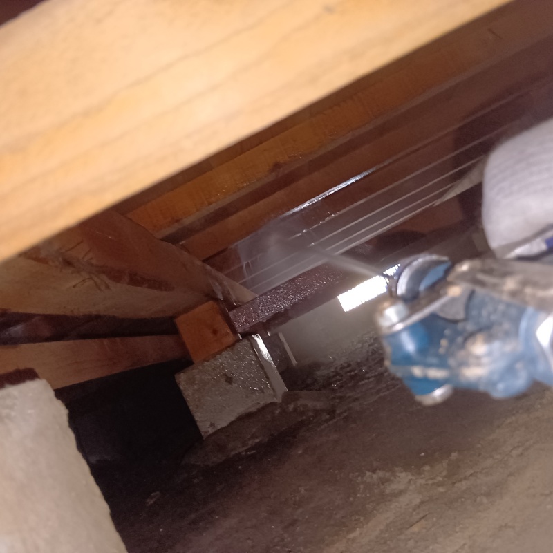 床下木材にシロアリ駆除剤を散布