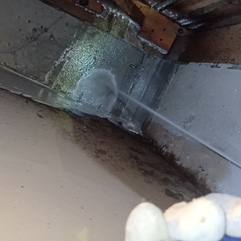 基礎にシロアリ駆除剤を散布