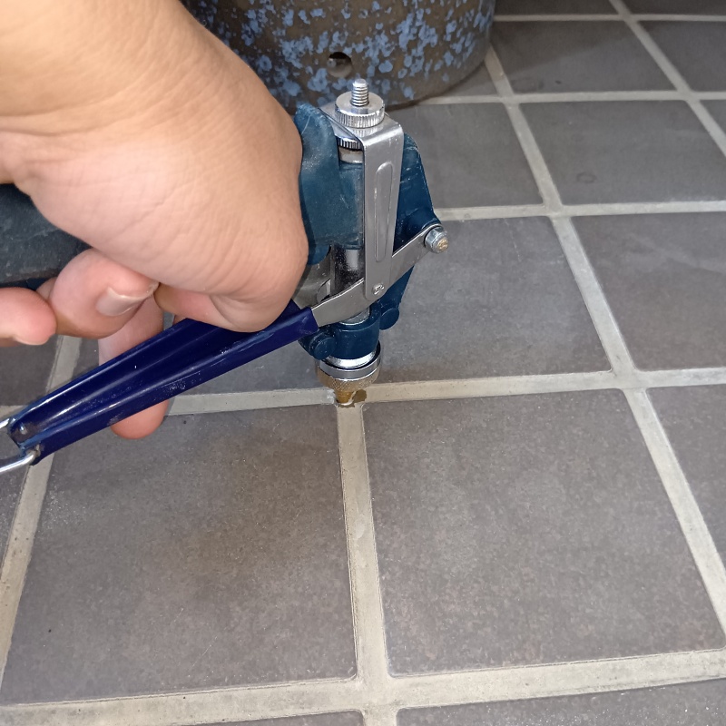 玄関床に穴を開けてシロアリ駆除剤を注入